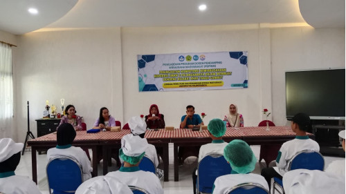Dosen Pendamping Wirausaha Masyarakat (PDPWM) Dampingi SMKN 3 Palangka Raya Kembangkan Dendeng Kelakai Khas Tanah Gambut