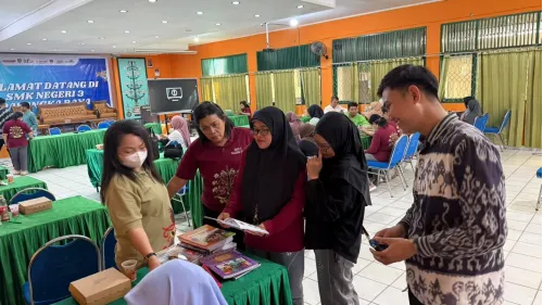 SMKN 3 Palangka Raya Gelar Sosialisasi Media Pembelajaran Televisi Interaktif dan Tata Kelola Perpustakaan Digital Bersama Penerbit Erlangga