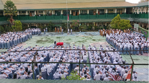 HARI PERTAMA MASUK SEKOLAH PASCA LEBARAN, SMKN-3 PALANGKA RAYA GELAR UPACARA BENDERA
